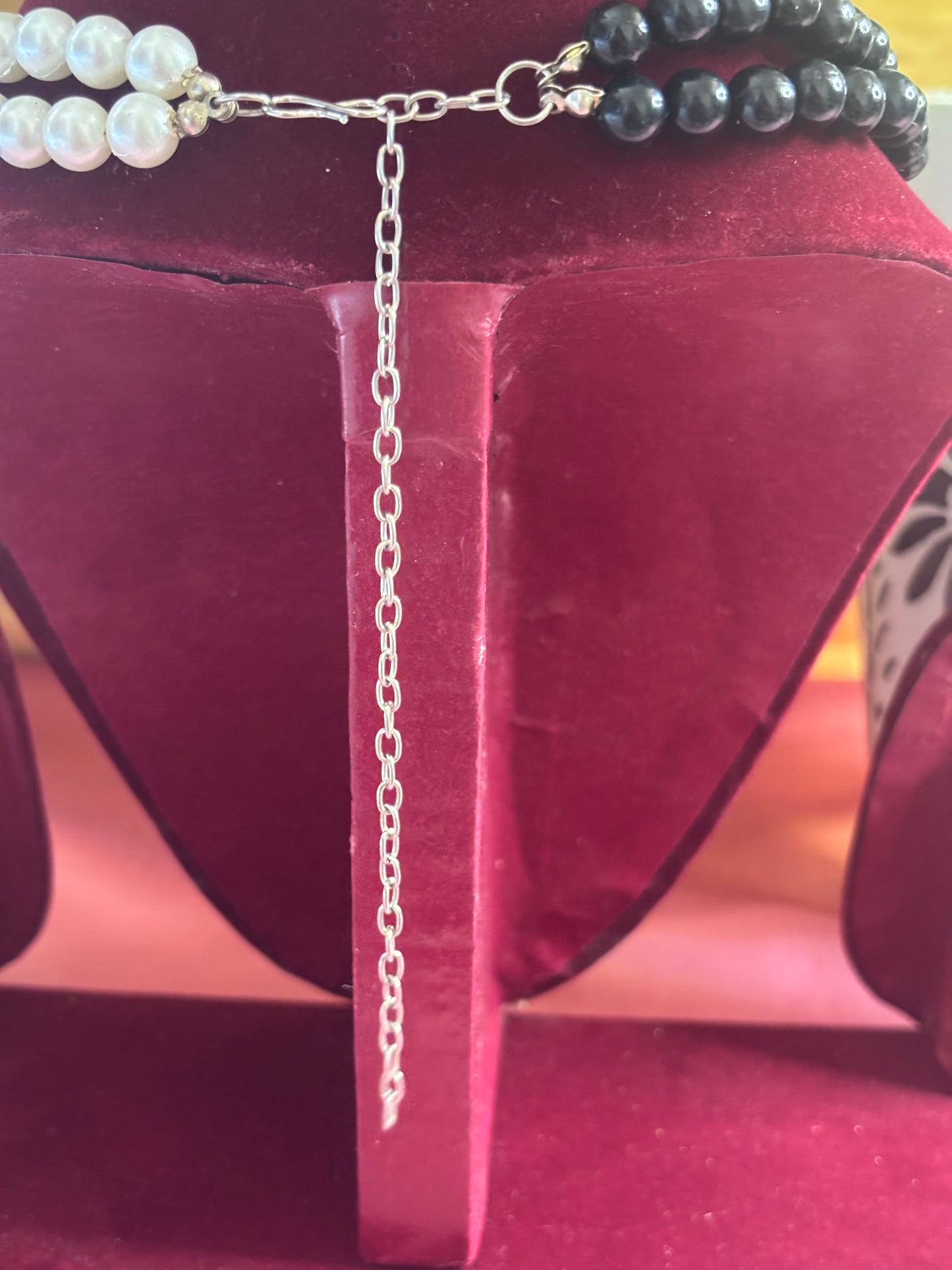 Elegant Black and White Pearl Necklace – Vintage Charm