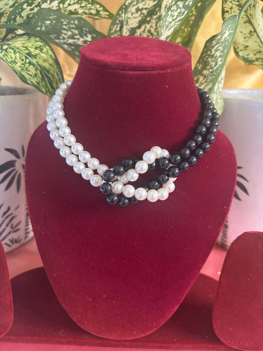 Elegant Black and White Pearl Necklace – Vintage Charm