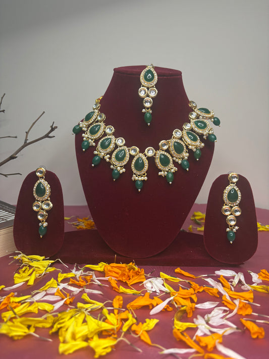 Kundan with Green Monalisa Drop Jewellery Set | Necklace, Earrings & Maang Tikka